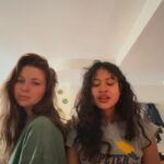 Samantha Hanratty Instagram - It’s hard to dance with the devil on your back 💃🏼💃🏼👯‍♀️🤪 #florenceandthemachine #cover #singing #crusty #yellowjackets #iminlovewithnuha #donttellmyhusband