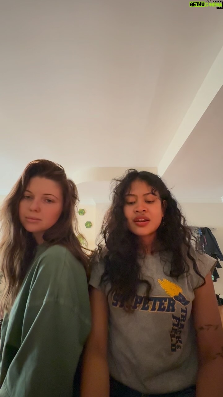 Samantha Hanratty Instagram - Itβs hard to dance with the devil on your back ππΌππΌπ―ββοΈπ€ͺ #florenceandthemachine #cover #singing #crusty #yellowjackets #iminlovewithnuha #donttellmyhusband