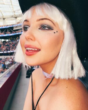 Samantha Hanratty Instagram - Before Taylor vs After Taylor
BEST NIGHT EVER♥️ so much love to the @lovewellness family! Not only do you make me feel/look so good but you made me feel like a queen last night! #taylorswift #erastour #lovewellness