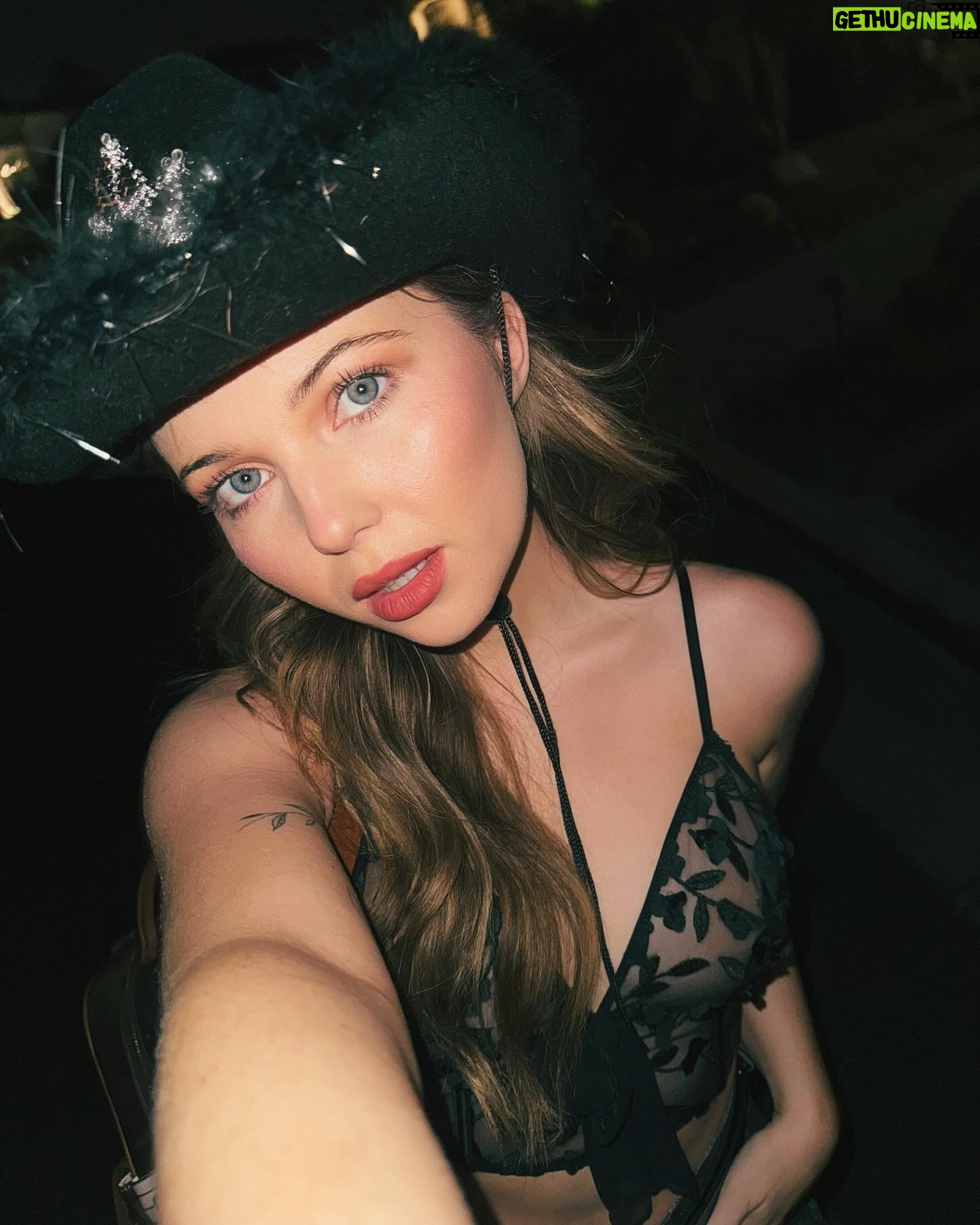 Samantha Hanratty Instagram - This weekend kicked my ass…I liked it 🙂↕️🙂↔️