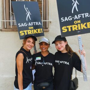 Samantha Hanratty Instagram - Week one done ✔️ 
I love these incredible people
@sagaftra #sagaftrastrong