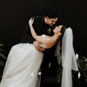 Samantha Hanratty Instagram - The name’s DeAnda… Mrs. DeAnda 

#justmarried