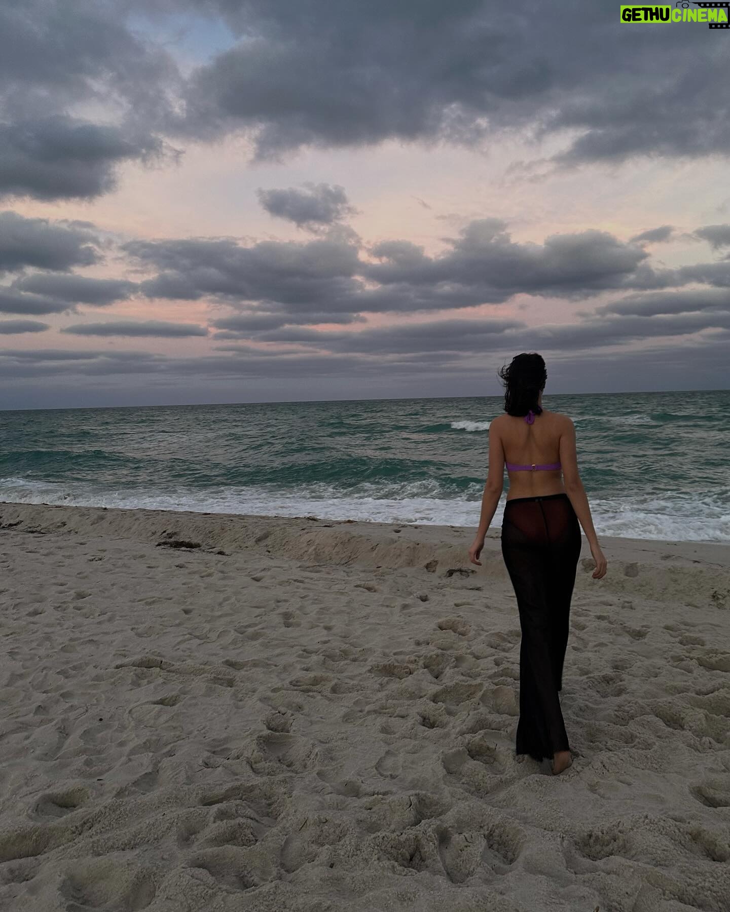 Samantha Lorraine Instagram - la playa 🌊