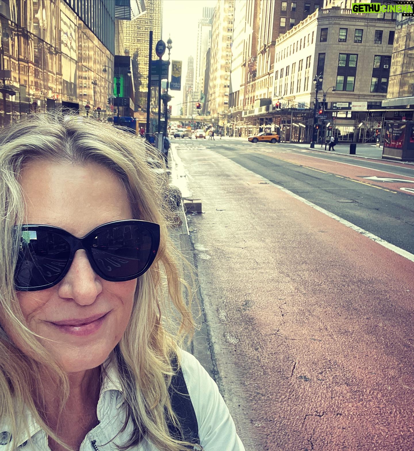 Samantha Smith Instagram - Love a quiet morning in the city Altho I wasn’t here five minutes & already saw five separate people narrowly escape being run over by buses #NYC