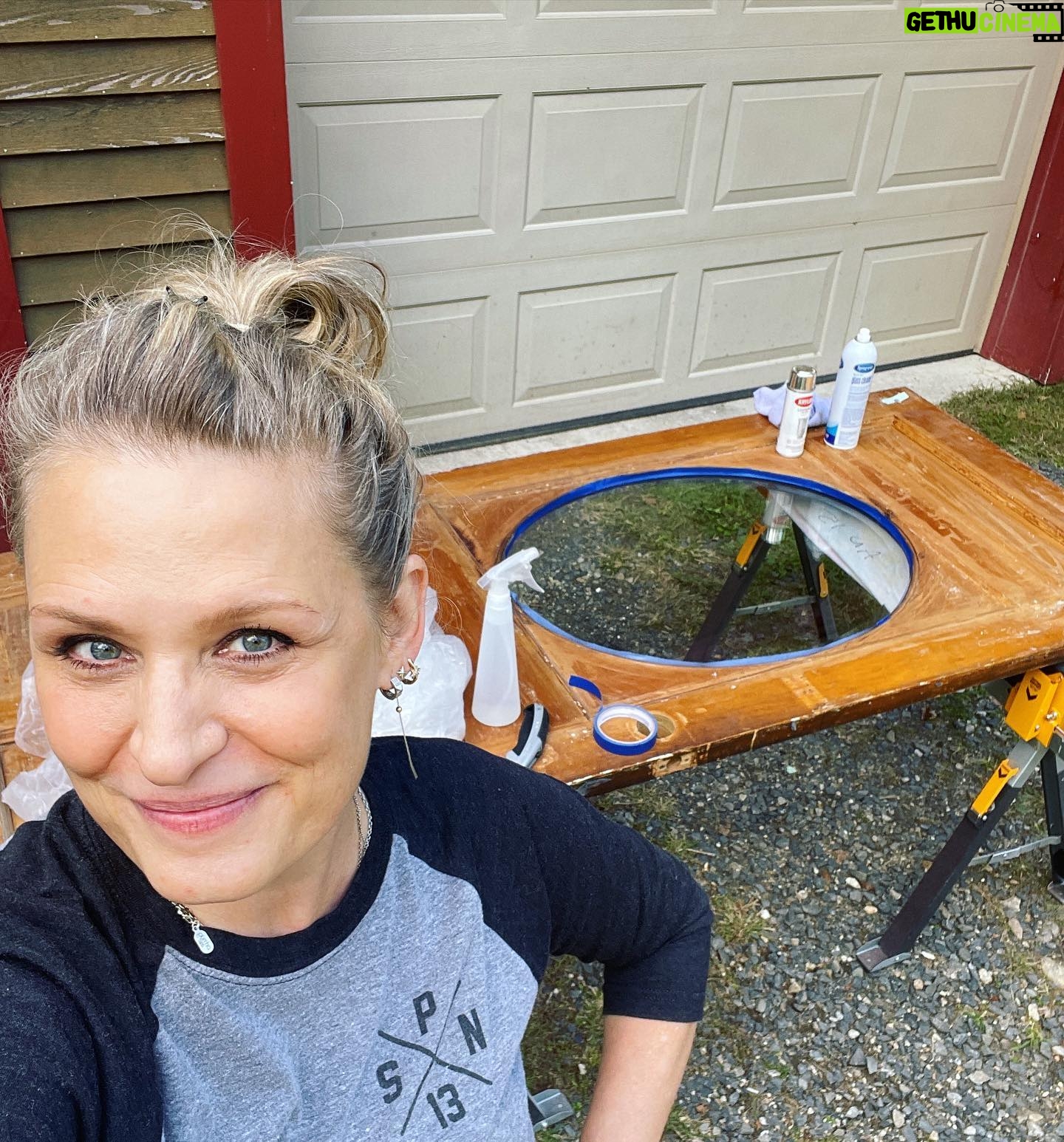 Samantha Smith Instagram - I’m about to refinish this here door and make the window a mirror. What’re your exciting Friday night plans? #HouseCrafting 😍