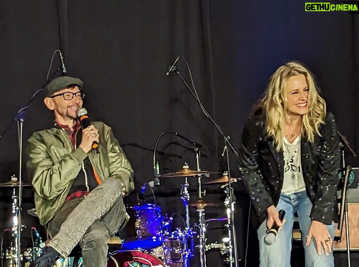 Samantha Smith Instagram - This is about how the whole weekend went. Bravo, #Vegas, you brought the joy ✨ (Love you, @djqualls!!) Thank you to @creationent & of course to all the amazing fans! 🙌🏼 📷 @archgirl99