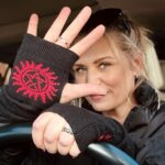 Samantha Smith Instagram - Well looky here, my new knitted arm warmers are excellent at multi-tasking: cozy AND demon-fighting, just like me! 😆 Plus, each purchase supports @ChiFdn4Women 💗 Link in bio 🔥
