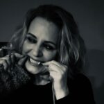 Samantha Smith Instagram - We’ve been breaking down the challenges of knitting into tasty bite-sized pieces… come join us… tomorrow 1pm ET! 🧶🧛🏻‍♀️ (link in bio!) On @BeMomentus with our ever- prodigious mastermind, @charliecapen 🙌🏼