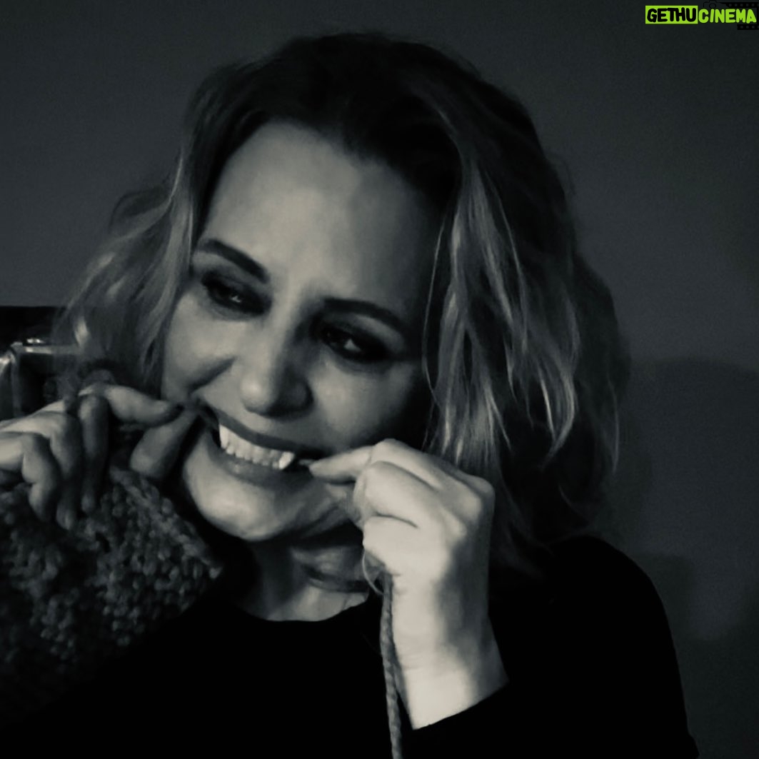 Samantha Smith Instagram - We’ve been breaking down the challenges of knitting into tasty bite-sized pieces… come join us… tomorrow 1pm ET! 🧶🧛🏻♀️ (link in bio!) On @BeMomentus with our ever- prodigious mastermind, @charliecapen 🙌🏼