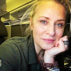 Samantha Smith Instagram - After a wonderful time in Telford at @walescomiccon, it’s been rather a bumpy two-day road getting home. Fingers crossed today’s the day! Love you Heathrow but it’s time to go! 🤣 #CancelledFlights #RandomScreenings #BrokenSystems #DelayedTrains #SoTired 😂