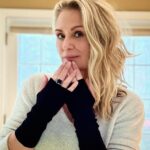 Samantha Smith Instagram – They’ll never see it coming. Arm up at ShopStands. (Link in bio👆🏼) 

@shopstands