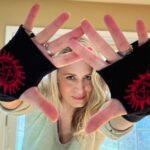 Samantha Smith Instagram – They’ll never see it coming. Arm up at ShopStands. (Link in bio👆🏼) 

@shopstands