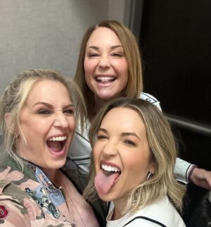 Samantha Smith Instagram - We’re baaaack! 🤘🏼#SPNBurbank