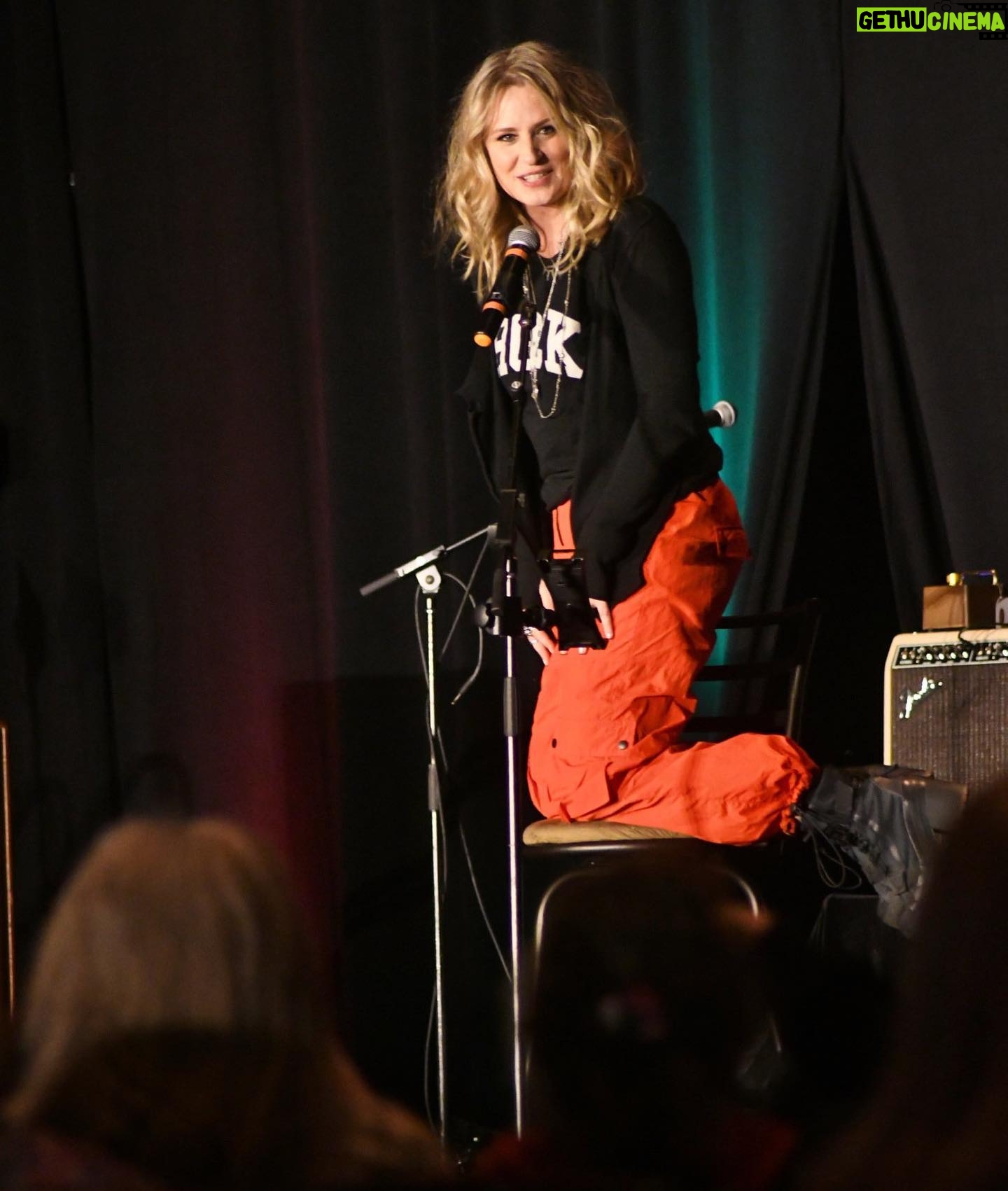 Samantha Smith Instagram - This is how it goes when Liz is used to setting the mic for @jaredpadalecki #vegas 📷 photo @purpletshirt3