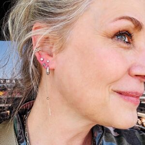 Samantha Smith Instagram - Why get only one when you can get two? #LAStory #NewPiercings

Thank you Kristi at @throughyourskin, you crushed the constellation! 💫✨
Thread earring by nornirmateriel.com