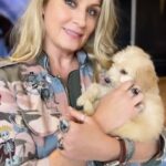 Samantha Smith Instagram - Who’s coming to see us?? #Fanx #NewPuppy #NewPuppySmell