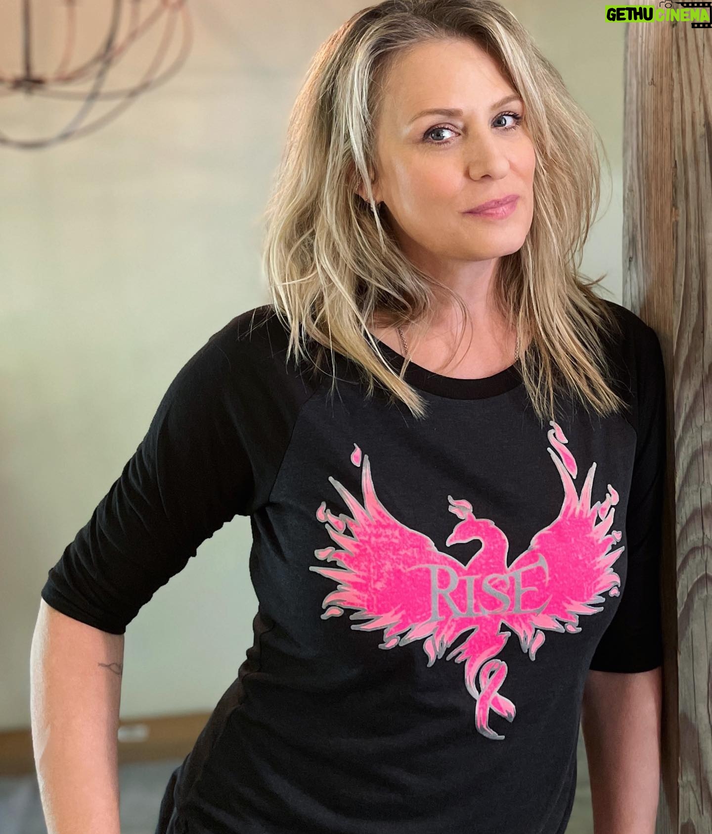 Samantha Smith Instagram - If you wanna #RISE, here’s a reminder there's just a week left! Every tee or pin purchase helps support the care & resources provided by Equal Hope, who are making remarkable strides in equitability of survivorship of womens’ cancers. 🔥💗 @shopstands @equalhope_il
