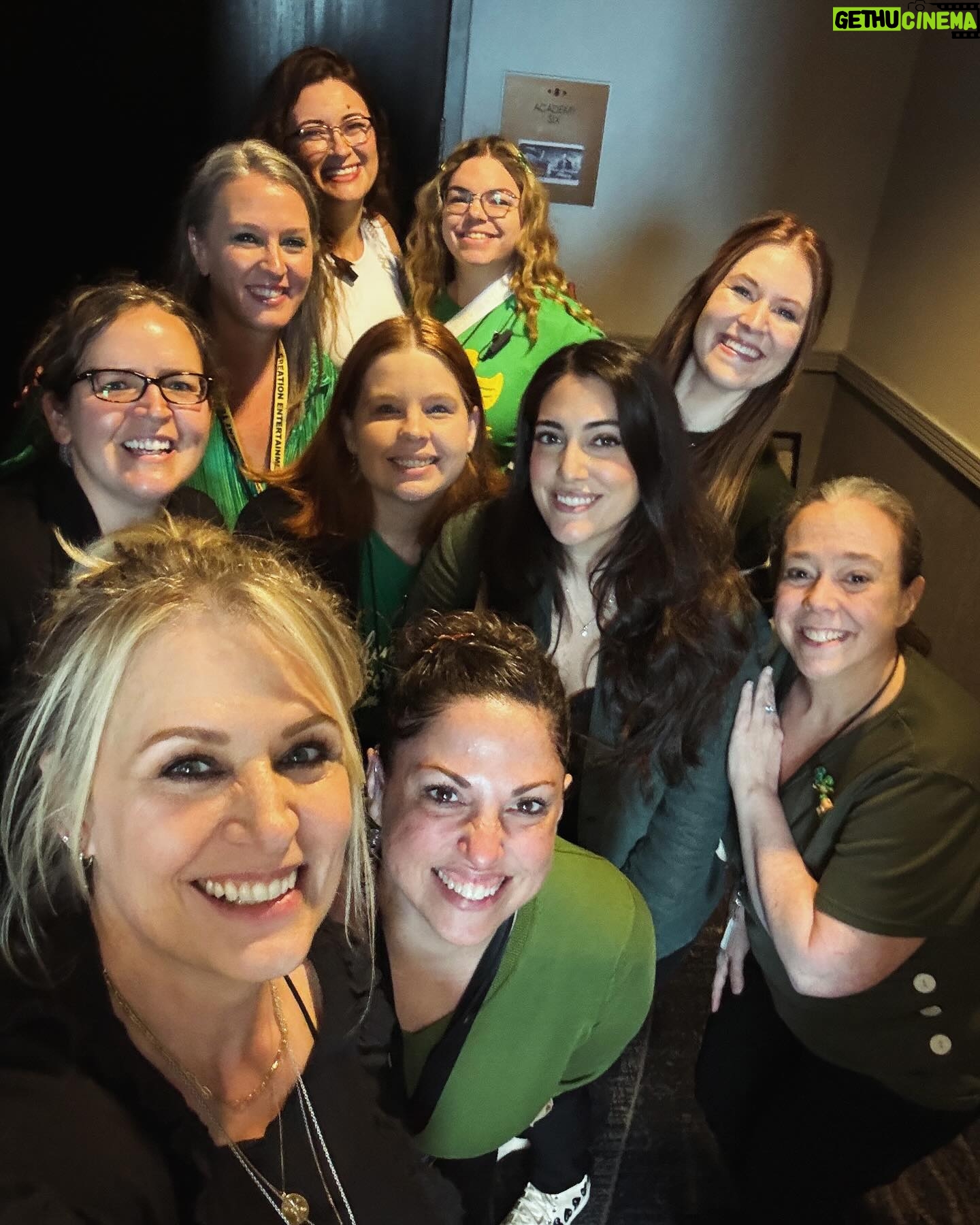 Samantha Smith Instagram - It takes such a village (this is a stellar one, and not even close to the WHOLE village!)… Thank you everyone at #SPNBur, you really brought the ☀️☀️☀️☀️💚