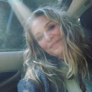 Samantha Smith Instagram - The sun is shining on my imminent trip back to the UK ☀️ 
See you soon, @comicconlpool!!
