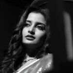 Sambhabana Mohanty Instagram - कभी तुझे मिलके लौटा मेरा दिल यह खाली खाली हाथ Courtesy: @siddheshpawarphotogrphy #sambhabanamohanty #yedooriyan #siddheshpawarphotography #blackandwhiteonly #monochrome #damini
