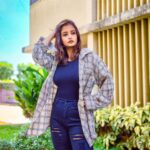 Sambhabana Mohanty Instagram - I SWEAR.. kamar pe ek haath rakh ke main baal sawaar rahi thi 😑 Courtesy : @siddheshpawarphotogrphy #sambhabanamohanty #checksandblocks