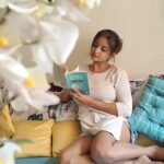 Sambhabana Mohanty Instagram - कुछ नही.. बस "ग्रिड कम्पलीट" करना था | Courtesy: @siddheshpawarphotogrphy #sambhabanamohanty #booksandcoffee #aunaturel