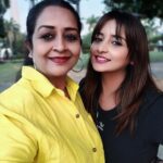 Sambhabana Mohanty Instagram - MataRani & me doing touristy stuff in the city SHE WAS BORN & RAISED IN btw 🤓 #snigdhabosemohanty #sambhabanamohanty #kolkata