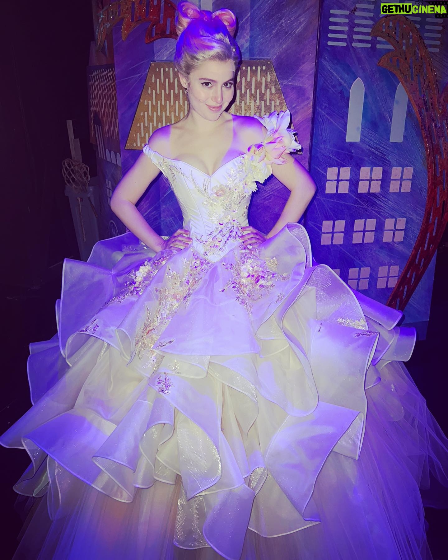 Sami Gayle - 2.7K Likes - Getting ready to attend a wedding, so throwback to when I got married 8 times per week…