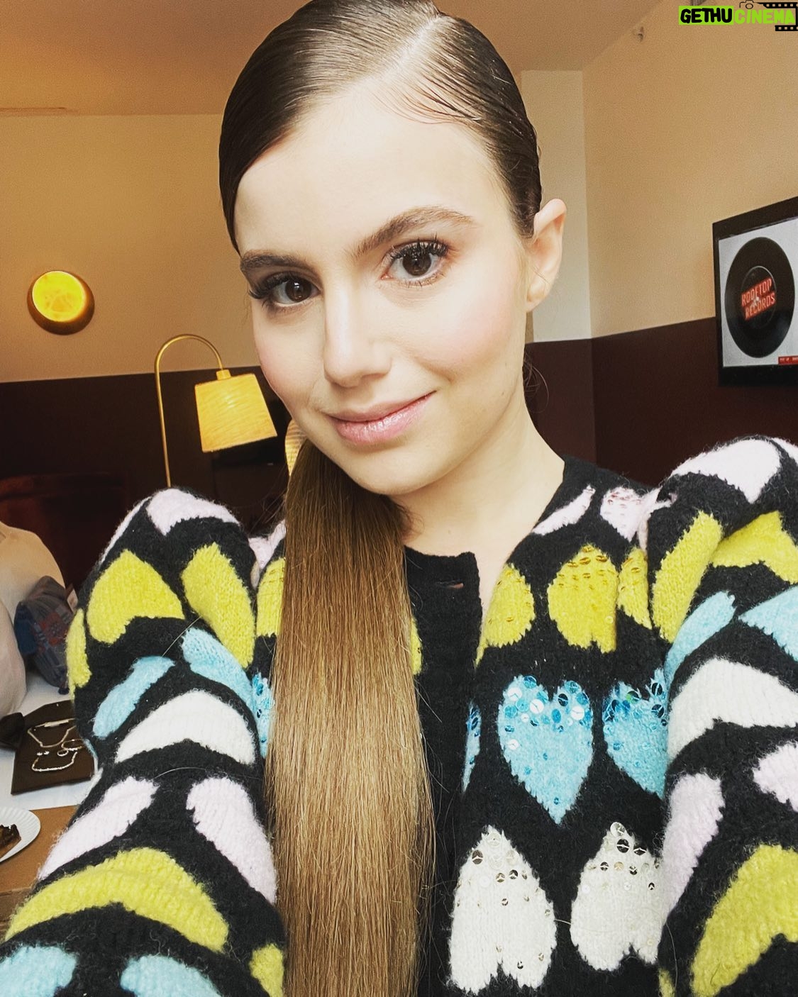 Sami Gayle - 4.3K Likes - Ready to have a ball (x4) this weekend! Who is coming to see @badcinderellabway! Just 12 performances left!
💇♀️: @incraigible_hair
💄: @ashleeglazer
