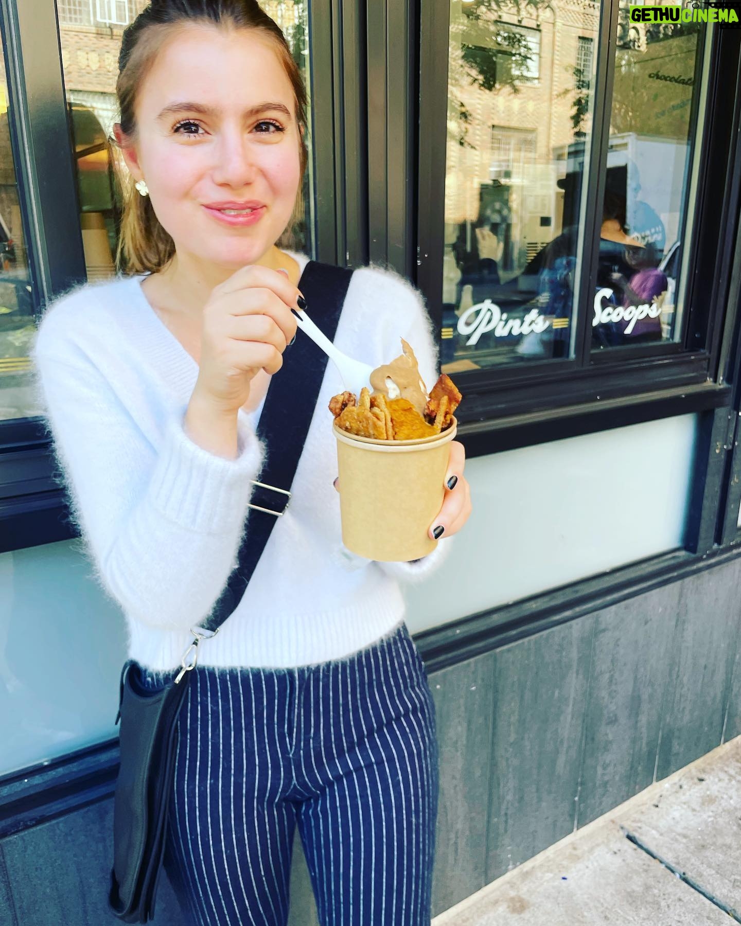 Sami Gayle - 3.1K Likes - Grahams for the gram 🍁