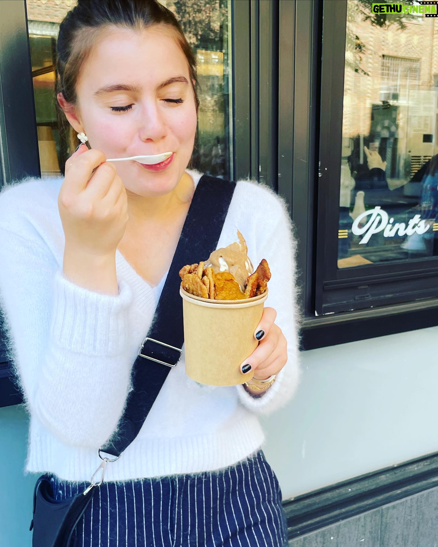 Sami Gayle - 3.1K Likes - Grahams for the gram 🍁
