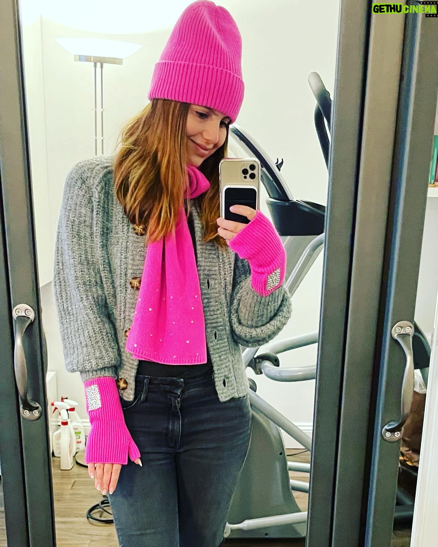 Sami Gayle - 3.2K Likes - Came home to the most beautiful @carolyn_rowan surprise!!! Thank you for keeping me warm and cozy IN STYLE!