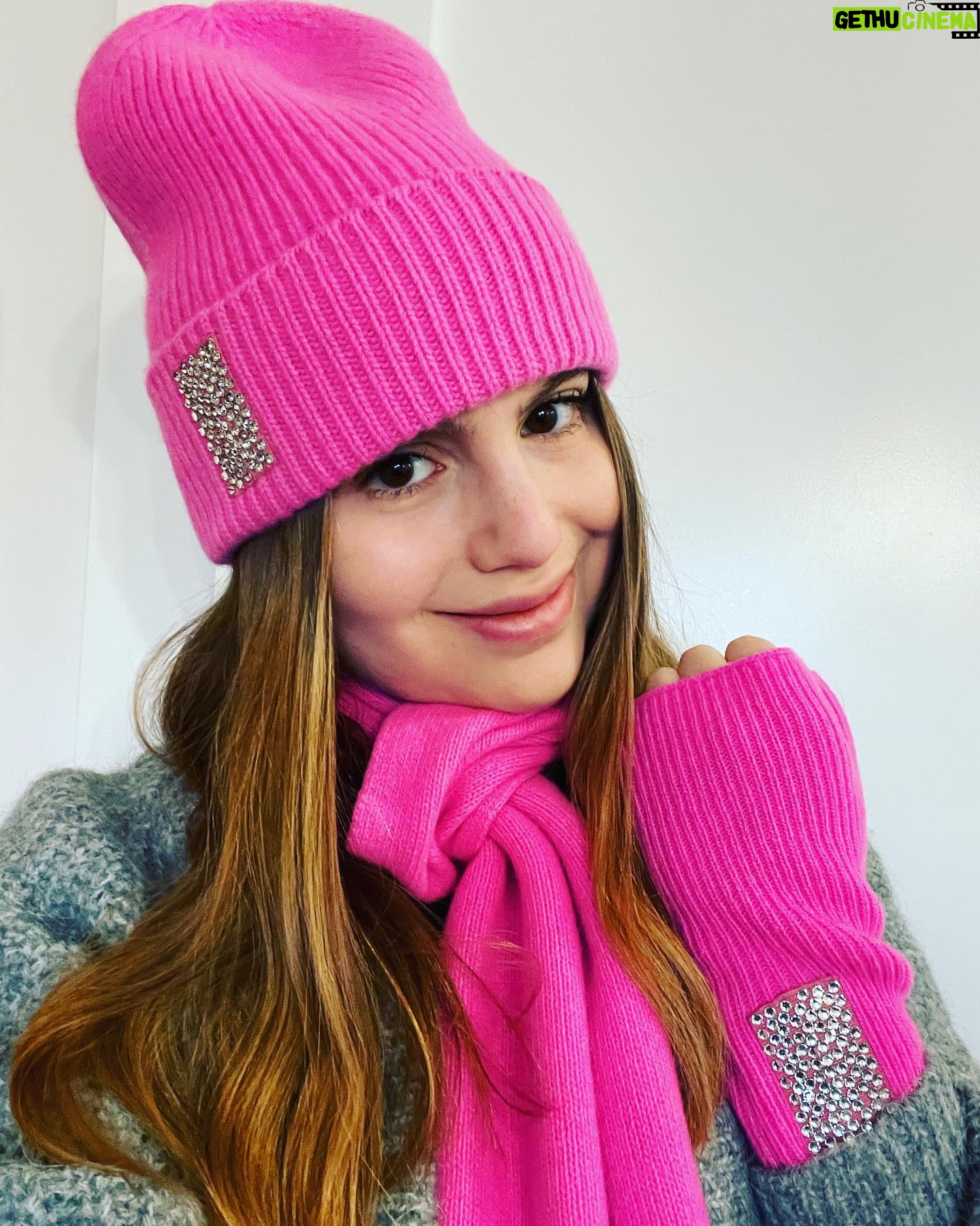 Sami Gayle - 3.2K Likes - Came home to the most beautiful @carolyn_rowan surprise!!! Thank you for keeping me warm and cozy IN STYLE!