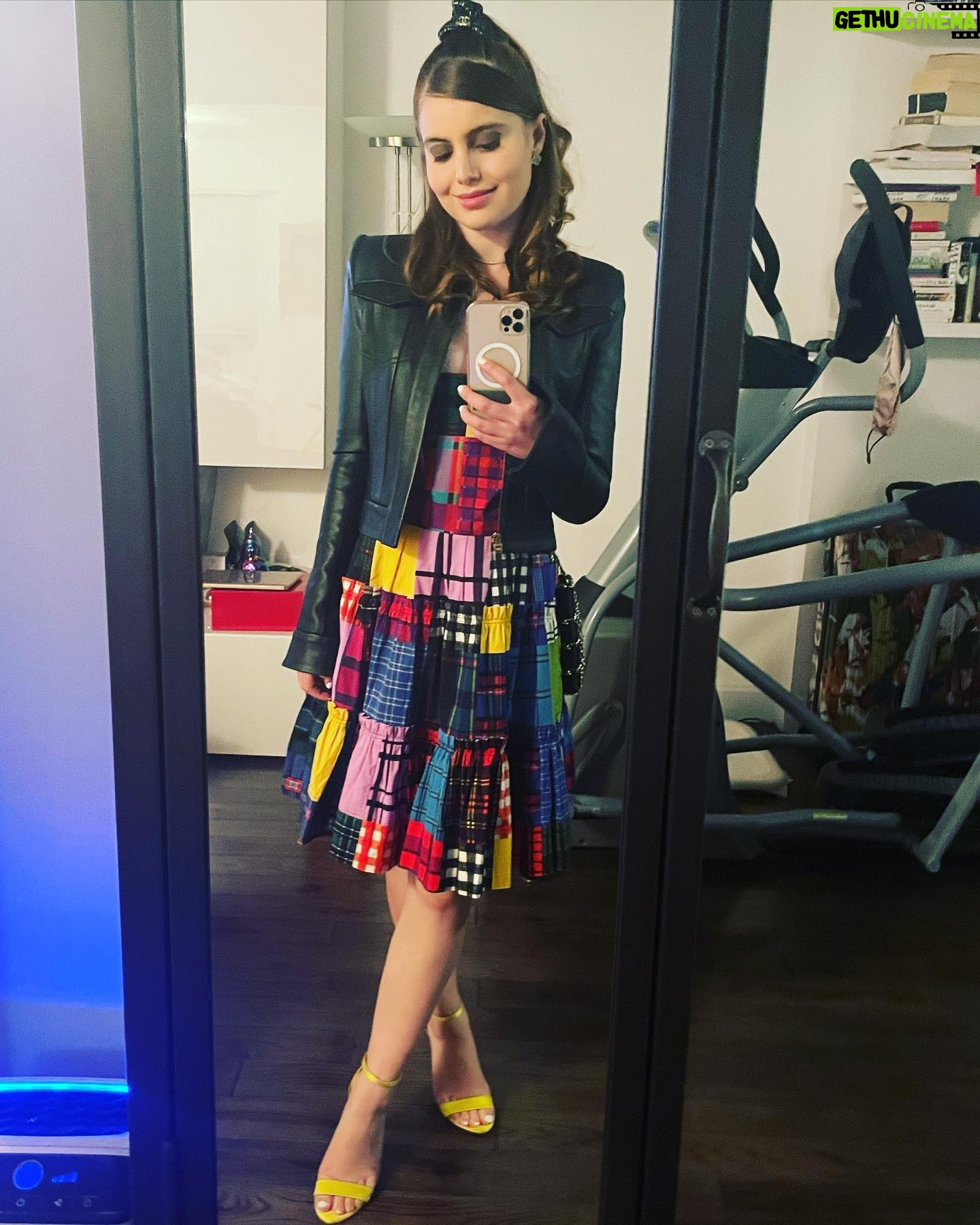 Sami Gayle - 2.9K Likes - About last night… @bookclubmovie 📚 @tavernonthegreen 🌳
💇♀️: @incraigible_hair
👗: @oscardelarenta
👛: @chanelofficial
👠: @barneysny