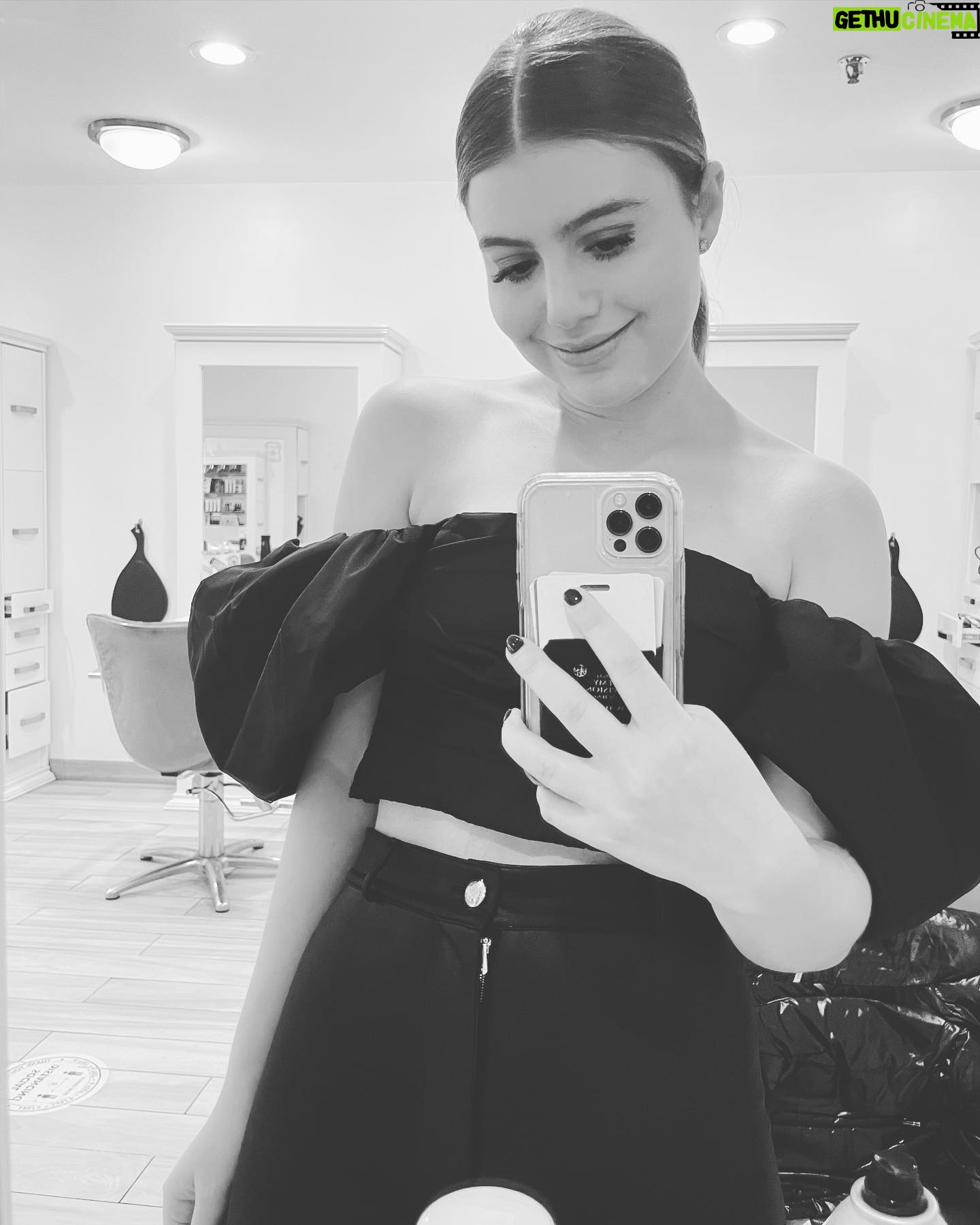 Sami Gayle - 2.9K Likes - Dressed in a sec thanks to @smarterinasec ! ❤️