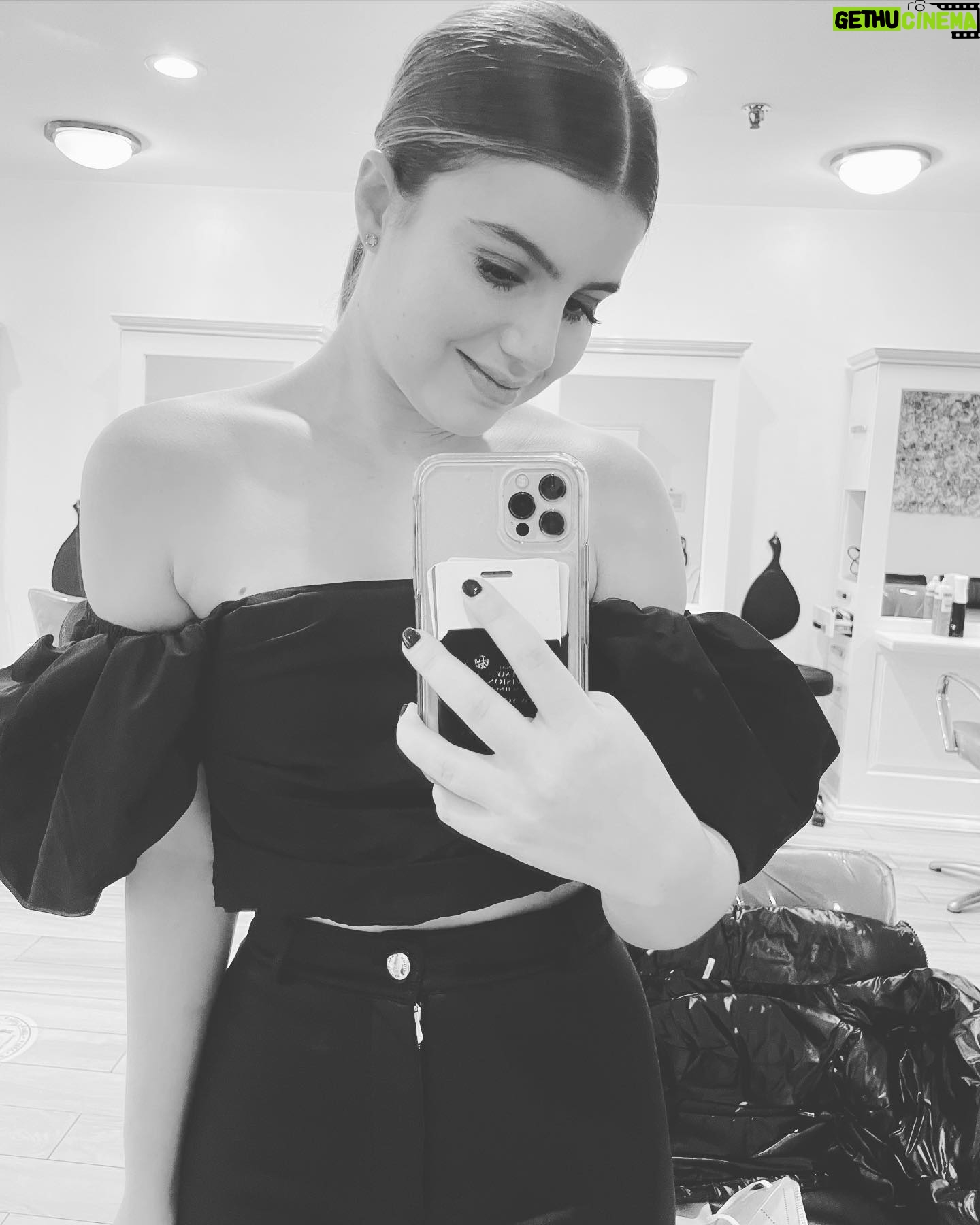 Sami Gayle - 2.9K Likes - Dressed in a sec thanks to @smarterinasec ! ❤️