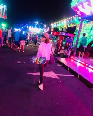 Samira Lachhab Instagram - Quand tu gagnes un skateboard à la fête foraine 🤪... comme une enfant...🥳🥳🥳🥳
Bonne et douce soirée 😘