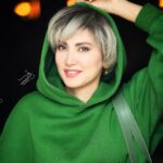 Samira Hosseini Instagram - به خاطر زمان هایی که زیست کرده ام به شادی و نفس کشیده ام هوای سبز عشق را می خواهم که باز زندگی کنم و زندگی ببخشم همه هستی را و نمی دانم آنانکه درک نکرده اند بودن را با صلح و با عشق برای چه نفس می کشند… Photos: @soroushmn_ ✨🍁