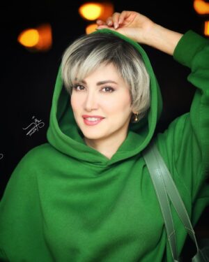 Samira Hosseini Instagram - به خاطر  زمان هایی که زیست کرده ام به شادی و نفس کشیده ام هوای سبز عشق را می خواهم که باز زندگی کنم و زندگی ببخشم همه هستی را و نمی دانم آنانکه درک نکرده اند بودن را با صلح و با عشق برای چه نفس می کشند… 

Photos: @soroushmn_ ✨🍁