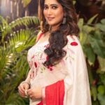 Sampurna Lahiri Instagram - The endings won’t end you🤍❤️ . @sayantan_dutta_photography @sahababusona @rinkikhatoon @aajkaal.in @anjalijewellersbharat @the_textile_tale @ginni_love21 @sourabh181707 . #shoot #ethnic #bengali #beauty #saree #sareelove #indian #positivevibes #mood #goodlife #happiness #love
