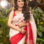 Sampurna Lahiri Instagram - The endings won’t end you🤍❤️ . @sayantan_dutta_photography @sahababusona @rinkikhatoon @aajkaal.in @anjalijewellersbharat @the_textile_tale @ginni_love21 @sourabh181707 . #shoot #ethnic #bengali #beauty #saree #sareelove #indian #positivevibes #mood #goodlife #happiness #love