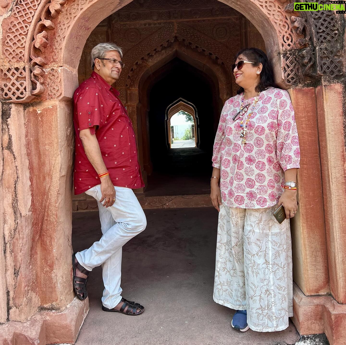 Sampurna Lahiri Instagram - Happy Anniversary to the most amazing couple. You are the best parents in the world ❤️❤️ @kabita.lahiri @niladrilahiri . #anniversary #parents #couplegoals #love #daughterlove #mom #dad #beauty #respect #blessed