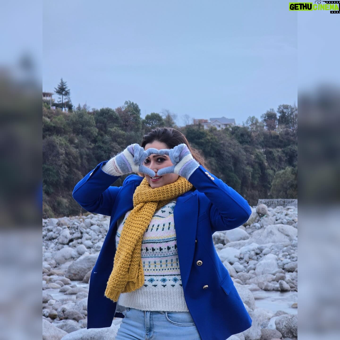 Sampurna Lahiri Instagram - Go where you feel most alive 🦋 . #nature #beauty #mountains #river #freshair #feelgood #goodvibes #mood #freedom #positivevibes #love
