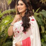 Sampurna Lahiri Instagram - ❤️🤍 . Photography - @sayantan_dutta_photography Makeup - @sahababusona Hair - @ginni_love21 Styled by - @rinkikhatoon Wardrobe - @the_textile_tale Jewellery - @anjalijewellersbharat Media - @aajkaal.in Assistant - @sourabh181707 . #shoot #fashion #photoshoot #makeup #style #saree #sareelove #ethnicwear #bengali #mood #sunnyday #sunkissed #sunshine