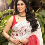 Sampurna Lahiri Instagram - ❤️🤍 . Photography - @sayantan_dutta_photography Makeup - @sahababusona Hair - @ginni_love21 Styled by - @rinkikhatoon Wardrobe - @the_textile_tale Jewellery - @anjalijewellersbharat Media - @aajkaal.in Assistant - @sourabh181707 . #shoot #fashion #photoshoot #makeup #style #saree #sareelove #ethnicwear #bengali #mood #sunnyday #sunkissed #sunshine