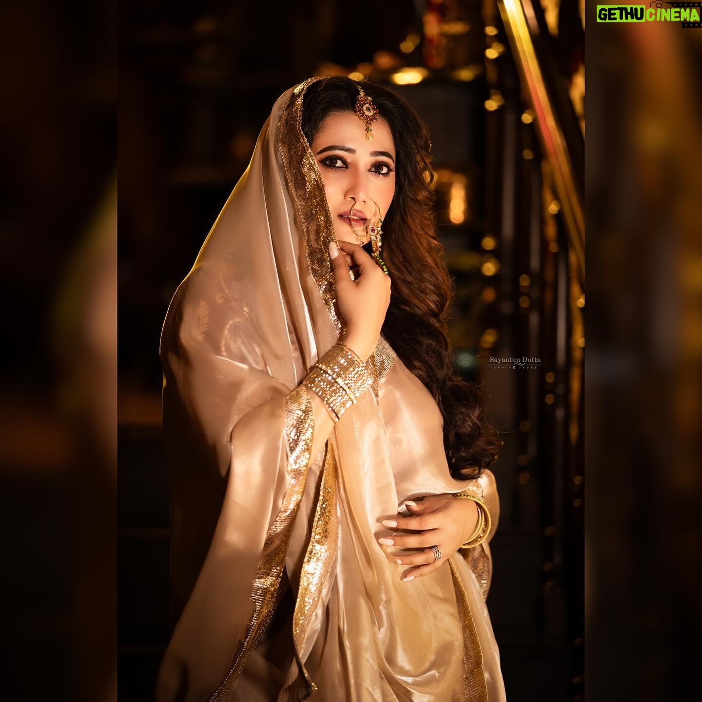 Sampurna Lahiri - 6.2K Likes - Chaand Mubarak š
.
Photography - @sayantan_dutta_photography
Makeup up - @sahababusona
Styling - @rinkikhatoon
Hair - @ginni_love21
Jewellery - @anjalijewellersbharat
Assistant - @sourabh181707
.
#eidmubarak #traditional #festival #celebration #peace #joy #love #diversity #happiness #spreadlove