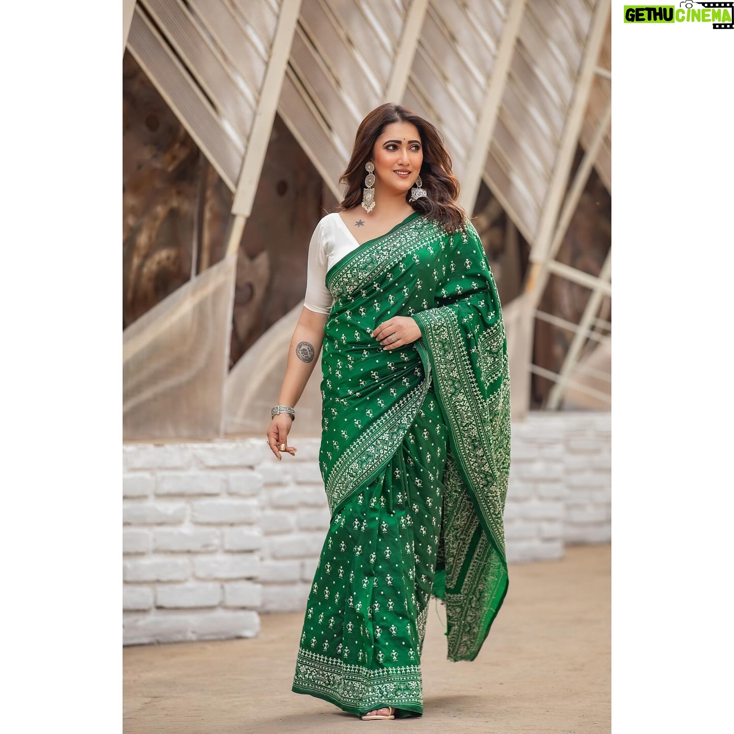 Sampurna Lahiri Instagram - শুভ নববর্ষ ১৪৩১ . Photography - @sayantan_dutta_photography Makeup - @sahababusona @popi_banerjee Hair - @tanoya24 Styling - @rinkikhatoon Wardrobe - @alora_by_anindita . #newyear #bengali #festival #culture #tradition #celebration #happiness #positivevibes #blessings #love