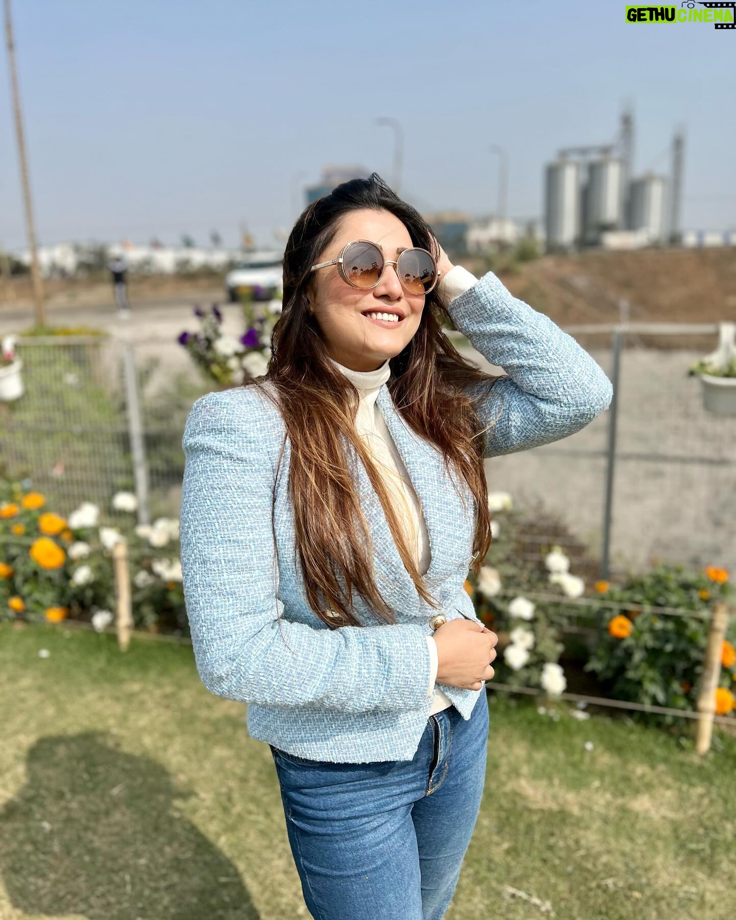 Sampurna Lahiri Instagram - Life is a series of thousands of tiny Miracles 💫 . . #life #love #winter #sunshine #light #freshair #positivevibes #feelgood #nature #bliss