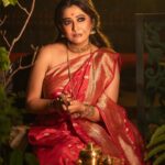 Sampurna Lahiri Instagram - শুভ অক্ষয় তৃতীয়া ❤️ . Photography - @sayantan_dutta_photography Makeup - @sahababusona Hair - @ginni_love21 Styling - @rinkikhatoon Wardrobe - @the_textile_tale Jewellery - @anjalijewellersbharat Media - @aajkaal.in Assistant - @sourabh181707 . #ethnicwear #indian #bengali #look #festival #celebration #saree #sareelove #traditional #happiness #bliss #positivevibes #mood #love