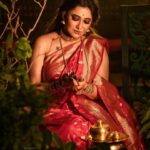 Sampurna Lahiri Instagram - শুভ অক্ষয় তৃতীয়া ❤️ . Photography - @sayantan_dutta_photography Makeup - @sahababusona Hair - @ginni_love21 Styling - @rinkikhatoon Wardrobe - @the_textile_tale Jewellery - @anjalijewellersbharat Media - @aajkaal.in Assistant - @sourabh181707 . #ethnicwear #indian #bengali #look #festival #celebration #saree #sareelove #traditional #happiness #bliss #positivevibes #mood #love